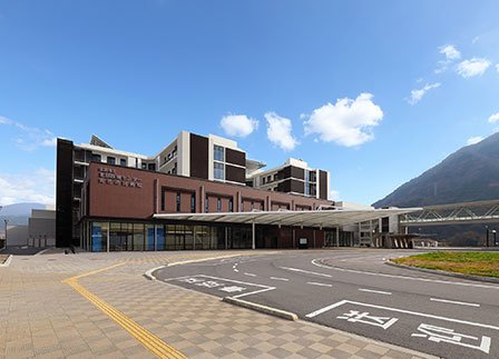 西面外観～あき亀山駅前より 写真