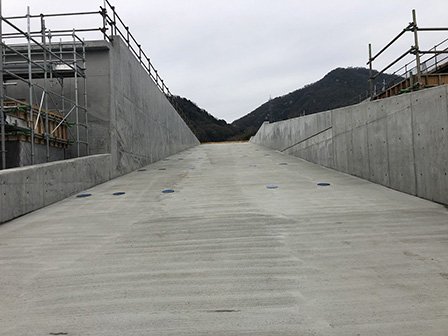 スロープ(地下駐車場入国)コンクリートエ事 写真
