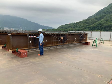 鉄骨梁の大きさ~高さ1m・長さ約8m 写真