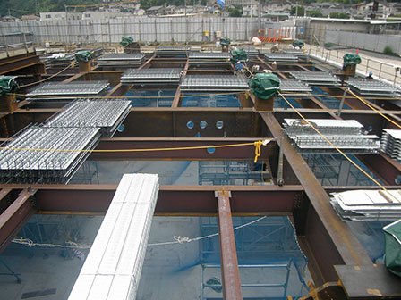 鉄骨建方(組立)デッキ敷設 写真