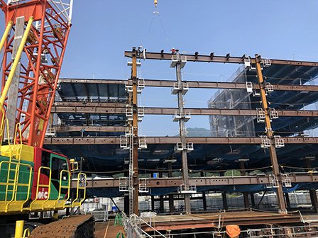 屋上鉄骨梁組立作業中~地上から撮影した写真