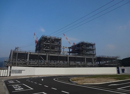 JRあき亀山駅前から見た外観 写真