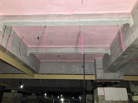 病院棟地階 天井断熱材硬質ウレタンフォーム吹き付け 写真